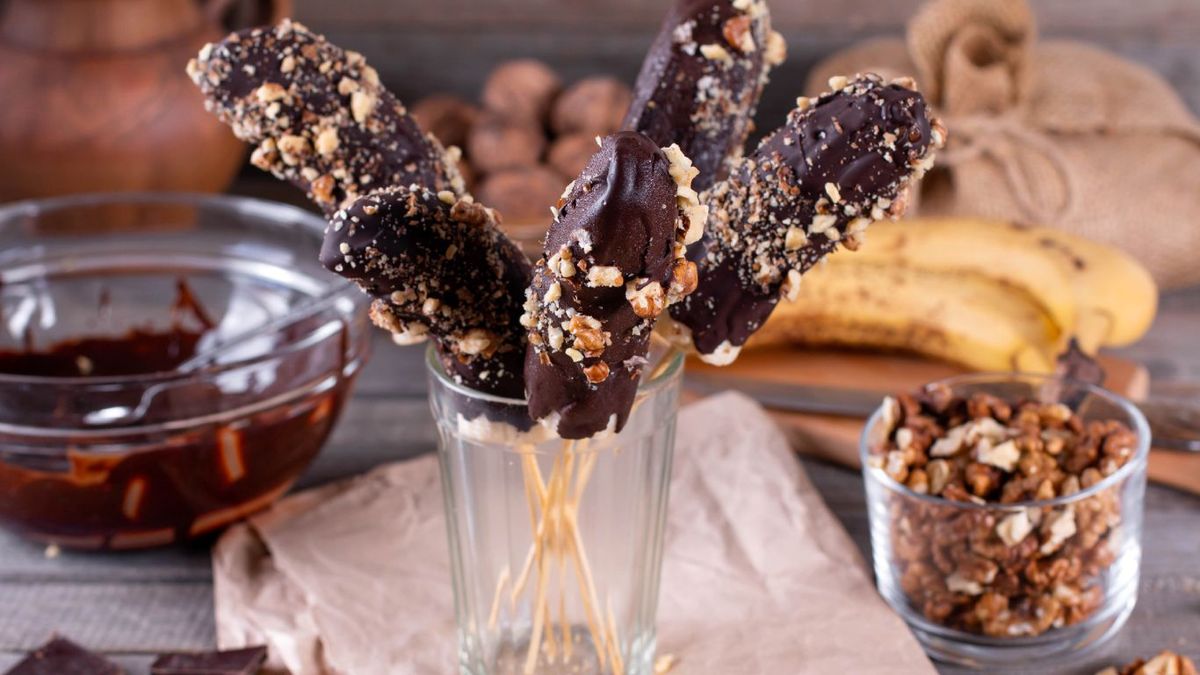 Plátanos con chocolate y frutos secos