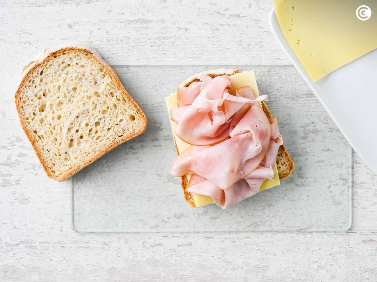 Montar el sándwich mixto con jamón y queso