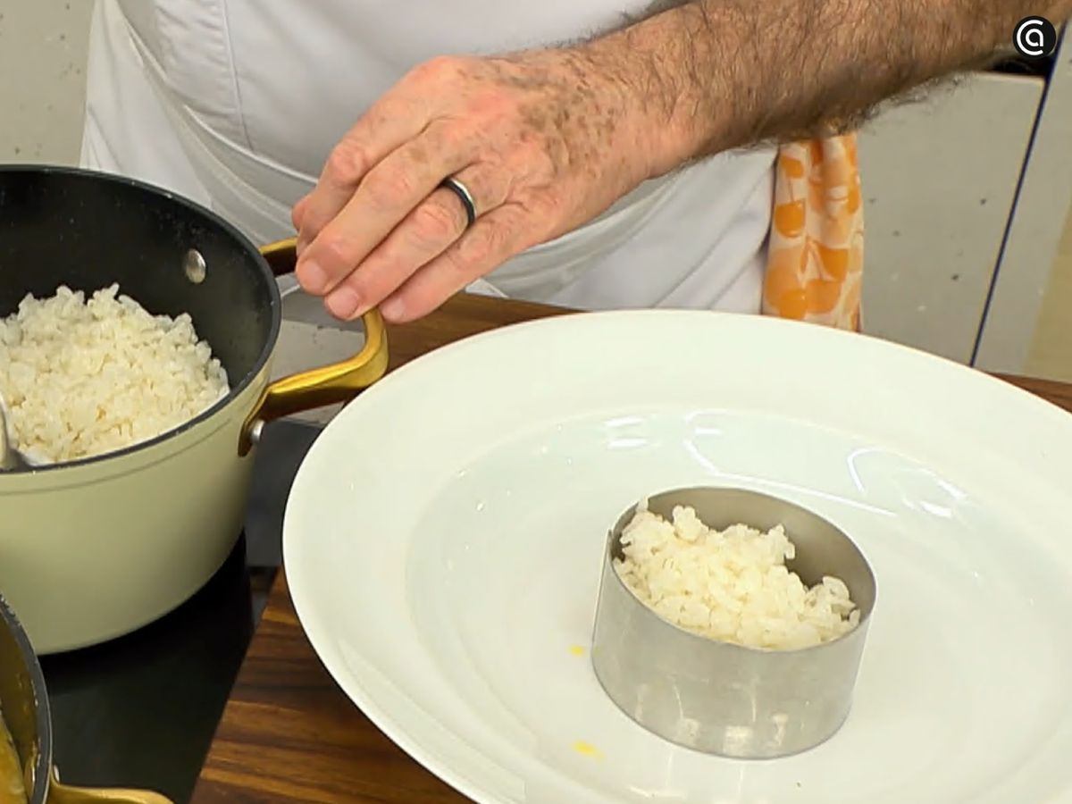 Haz el arroz blanco con dos dientes de ajo y luego sírvelo en un aro para emplatar