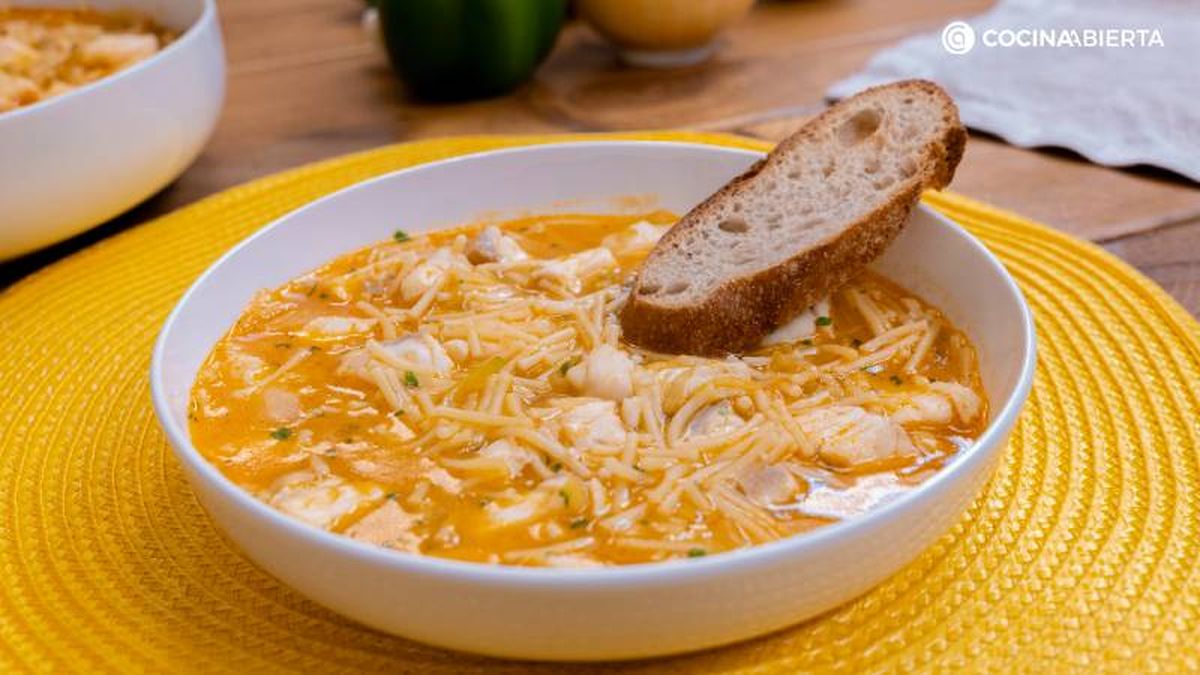 Sirve la sopa de merluza con pan tostado aromatizado con ajo