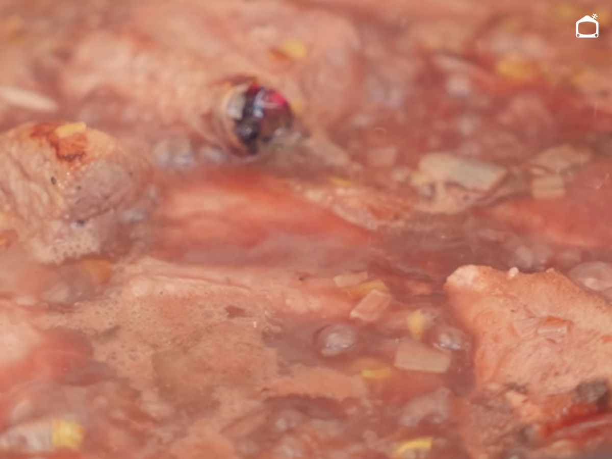 El guiso hierve suave mientras la carne se vuelve cada vez más tierna.