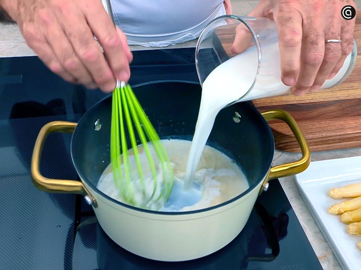 Prepara la bechamel para los espárragos gratinados