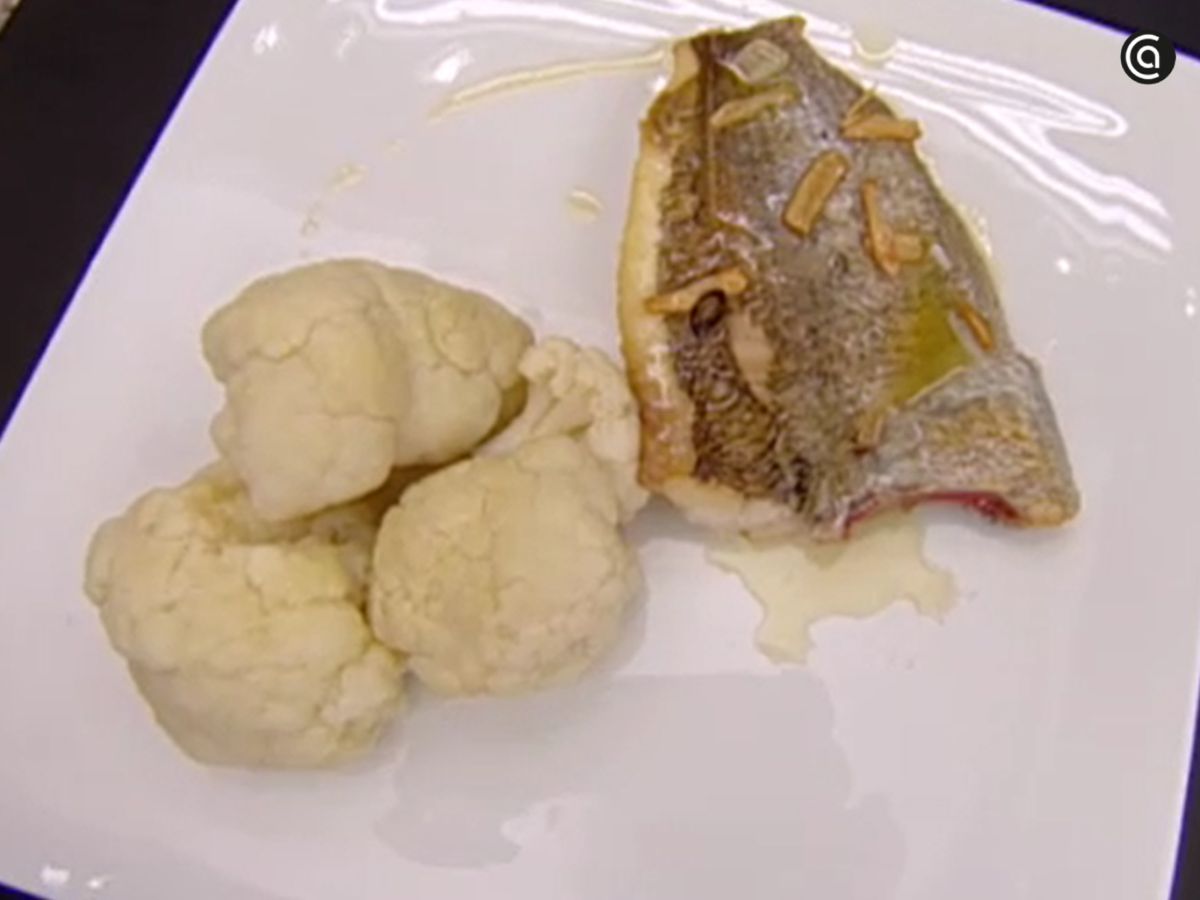 Coliflor y besugo se sirven juntos, bañados con la salsa emulsionada justo antes de llevar a la mesa.