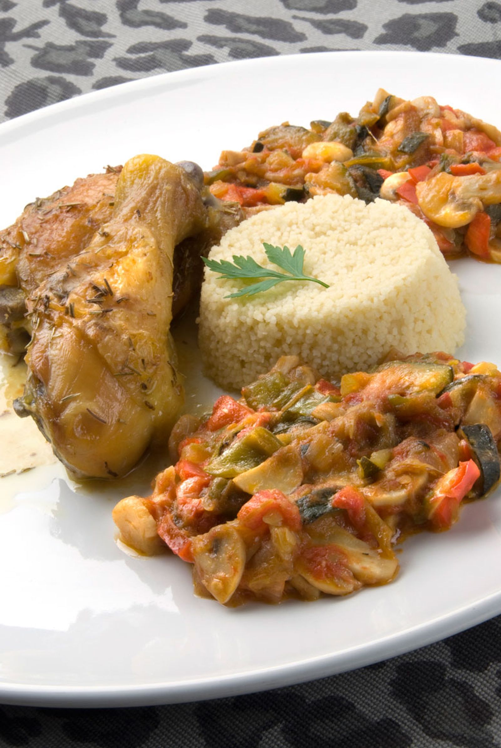 Pollo asado con pisto de champiñones y cous cous Pollo asado con pisto de champiñones y cous cous