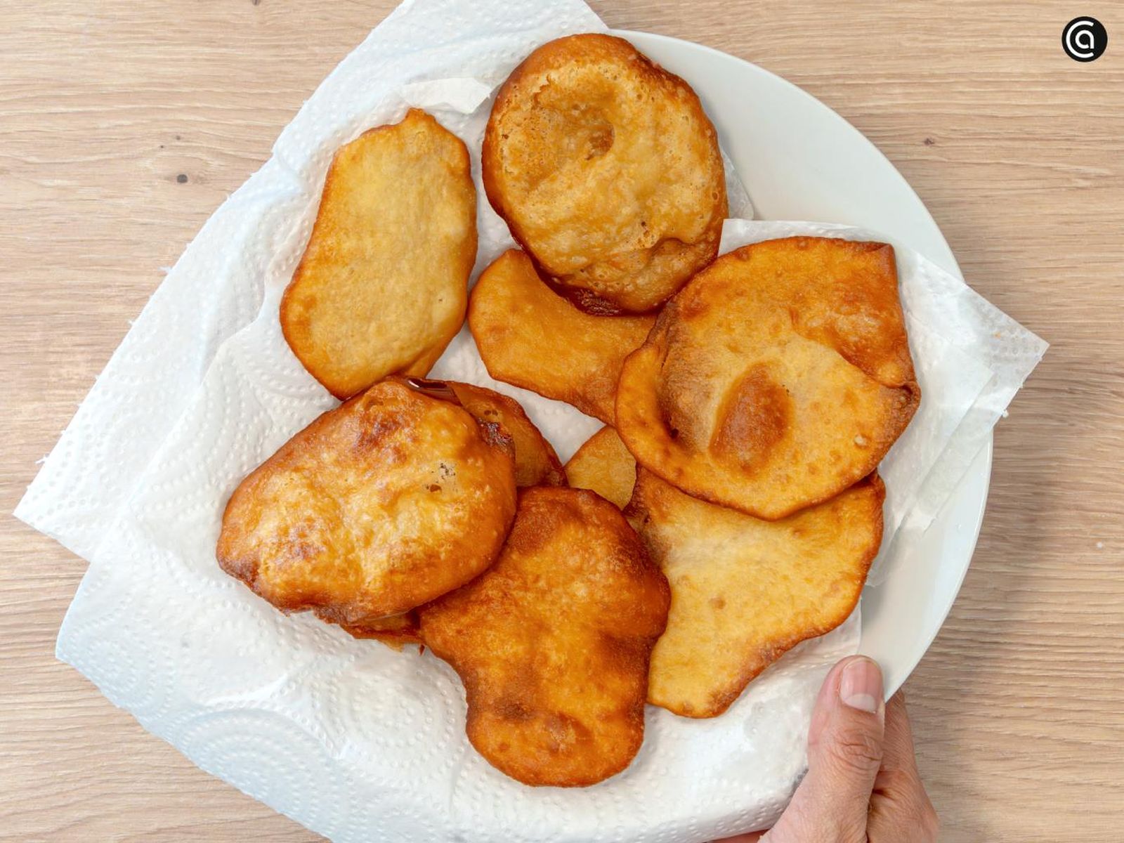 Pon las sopaipas fritas sobre papel absorbente