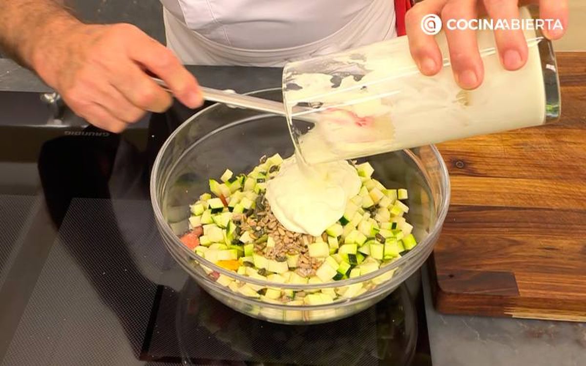 Agrega pipas, sazona y mezcla con lactonesa