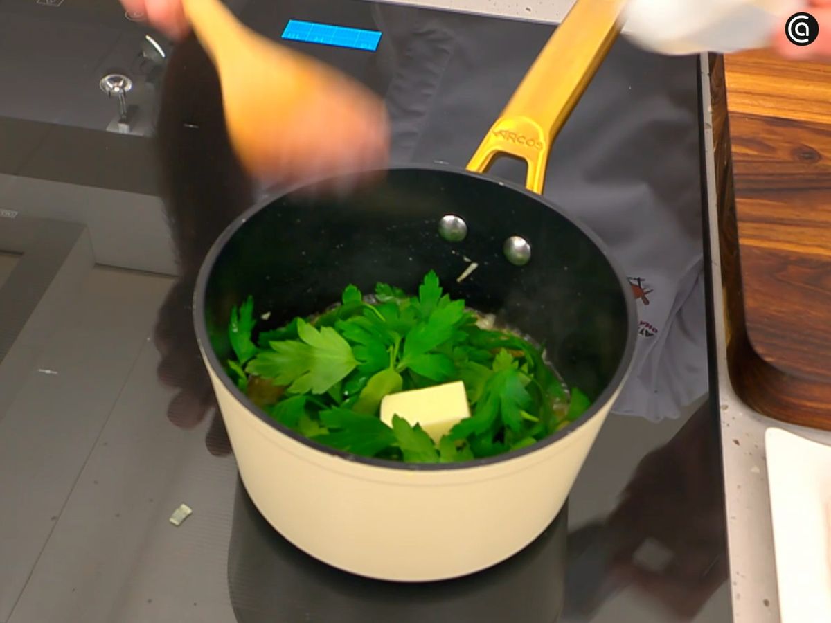 Sofríe la cebolleta; luego agrega las hojas de cilantro, perejil y la mantequilla