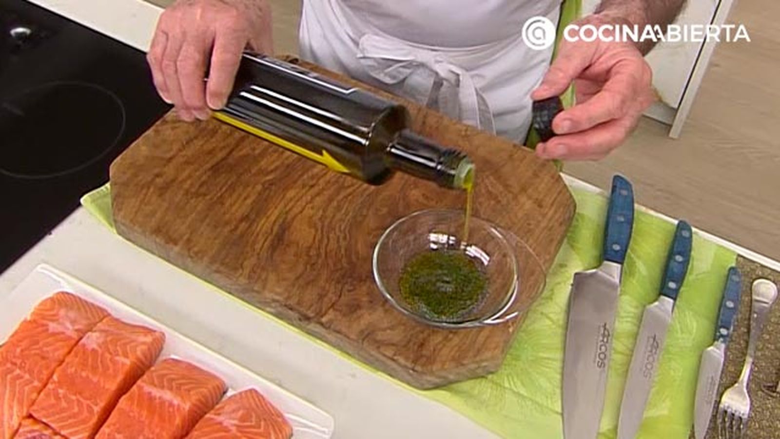 salmon a la plancha con crema aguacate y rucula receta karlos arguinano karl67440321 paso2