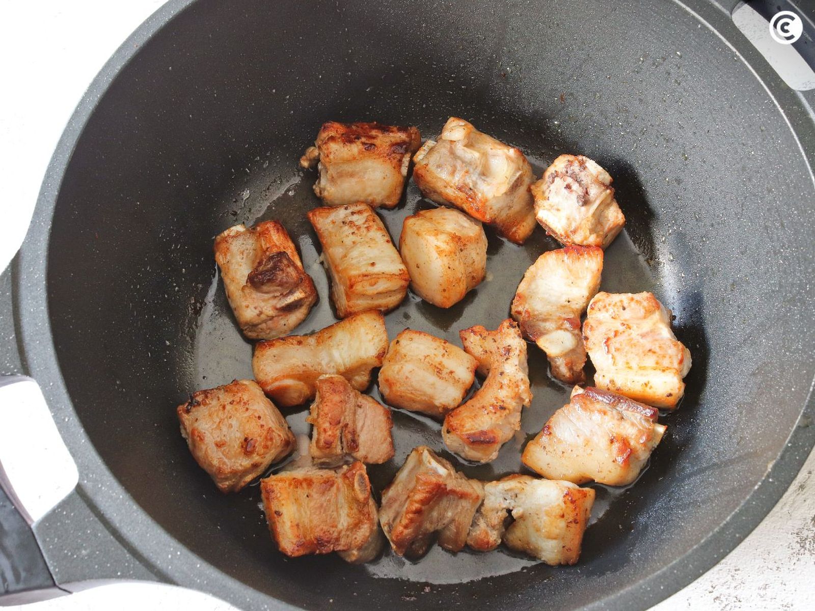 Dorar las costillas para guisarlas con patatas