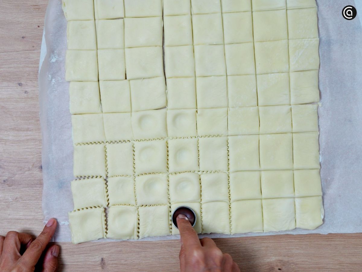 Haz una pequeña marca en el centro de cada canapé