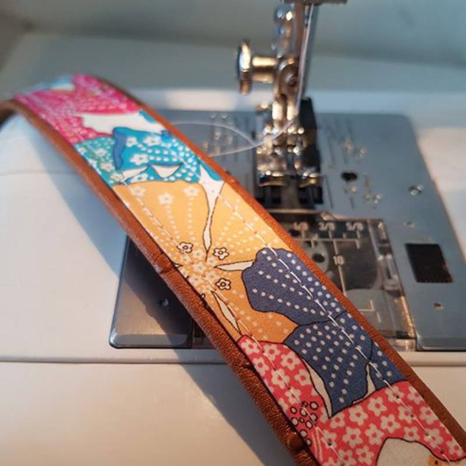 Correa de cuero y textil para el bolso. Correa de cuero y textil para el bolso.
