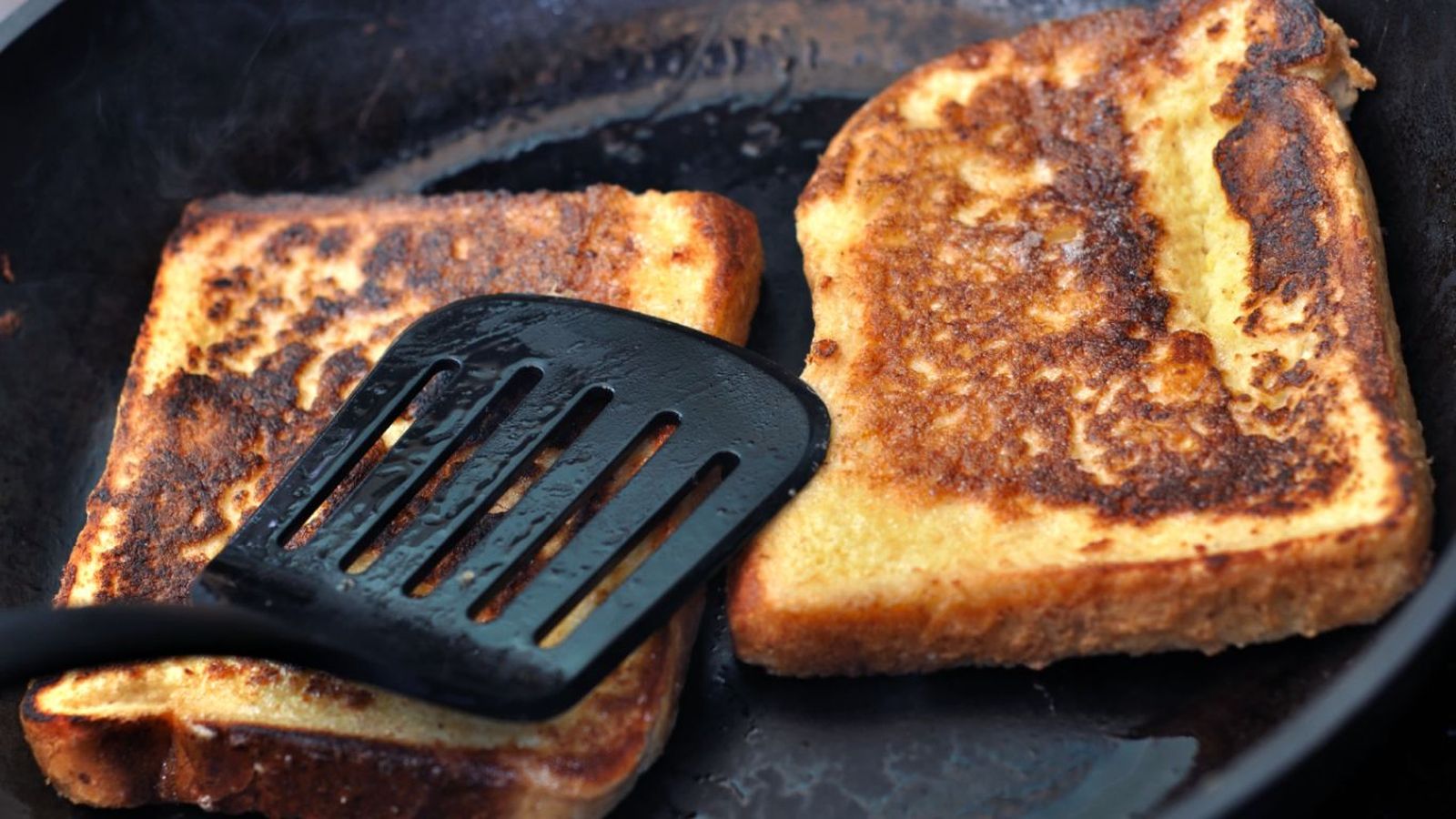 Cocinar con utensilios de plástico negro