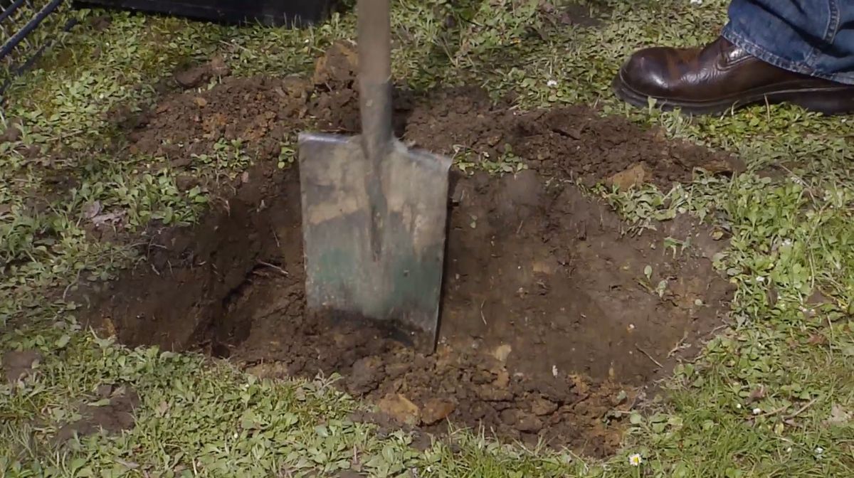 Colocar una fuente japonesa de bambú en el jardín paso 1