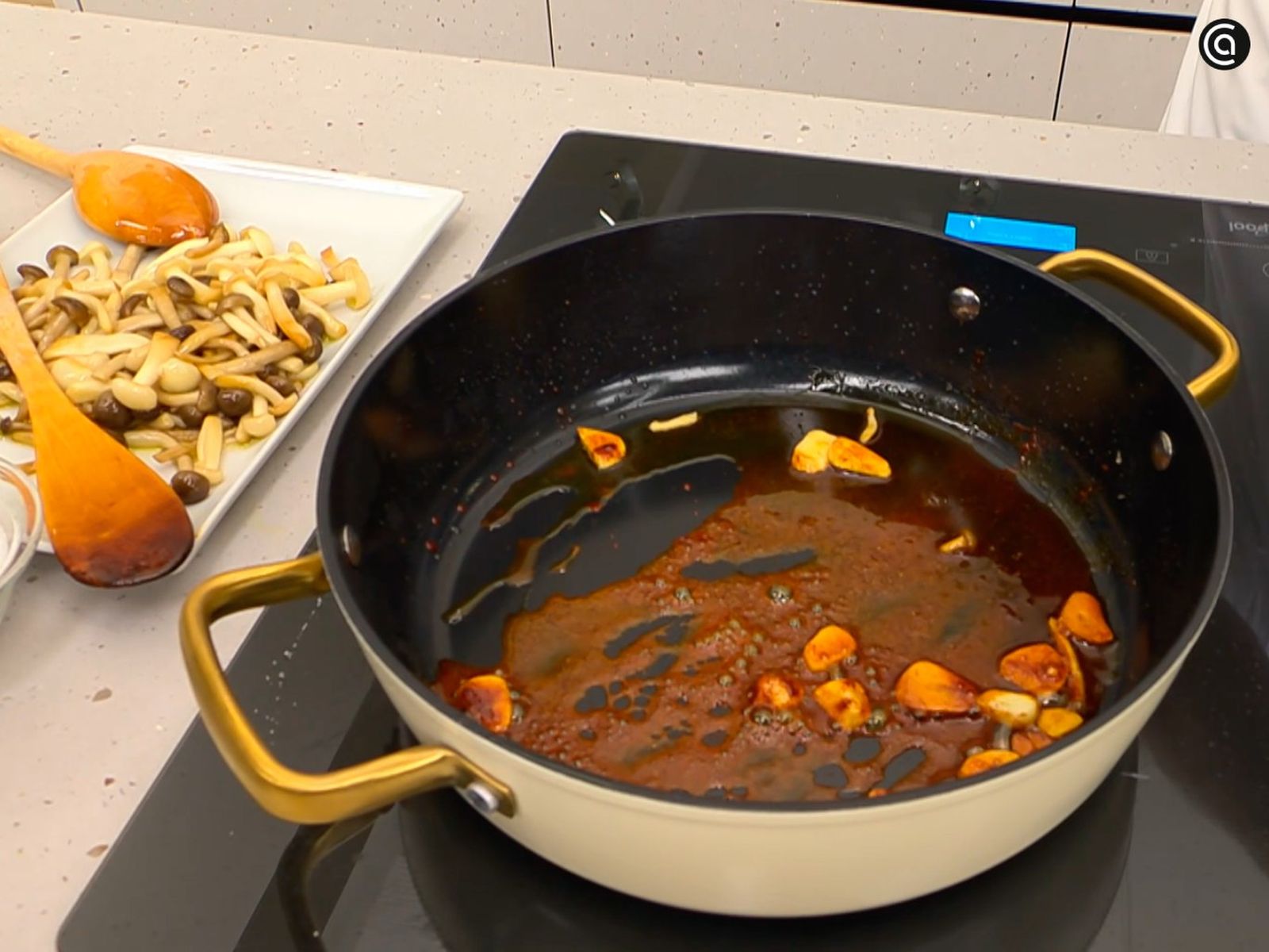 Sofríe brevemente el ajo con el pimentón