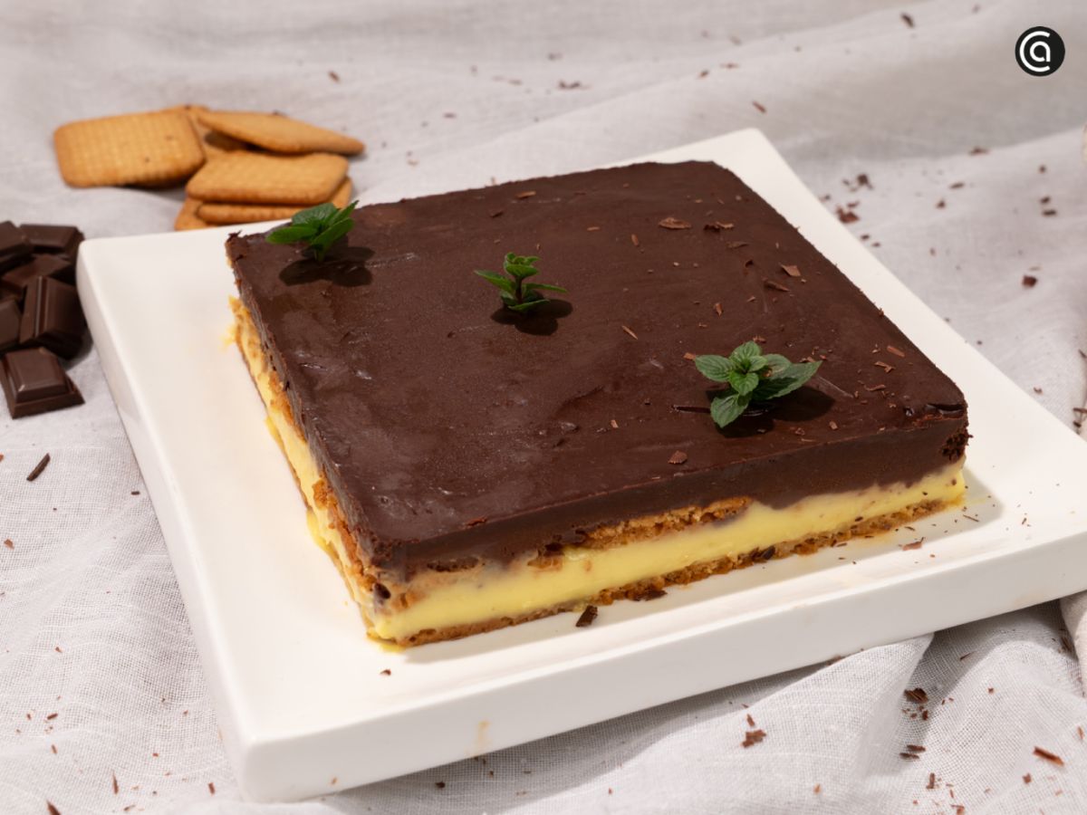 Tras el reposo en frío, la tarta adquiere la textura perfecta para cortar y servir.