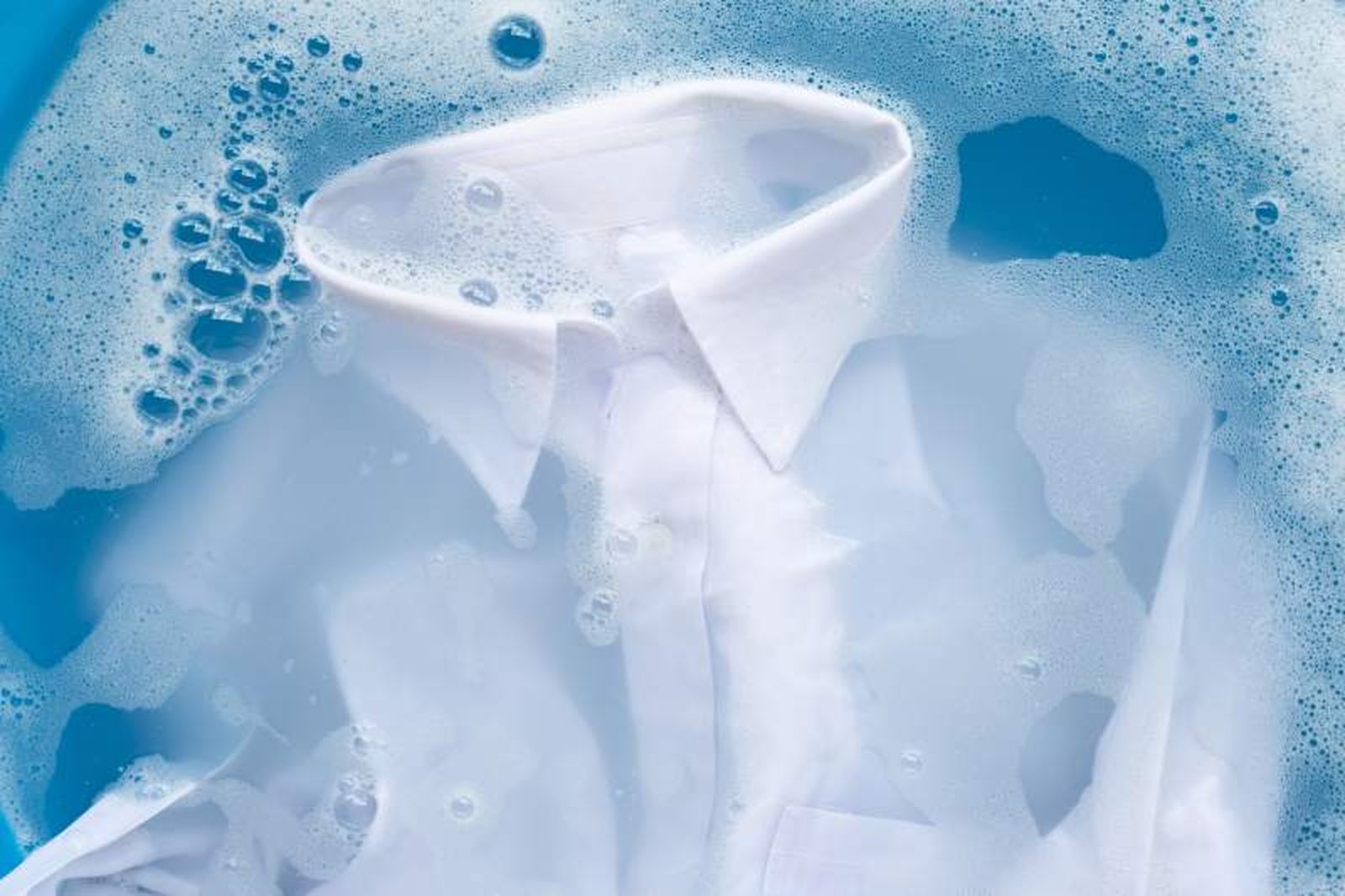 Tras usar un blanqueador, es esencial lavar la ropa con agua y jabón Tras usar un blanqueador, es esencial lavar la ropa con agua y jabón