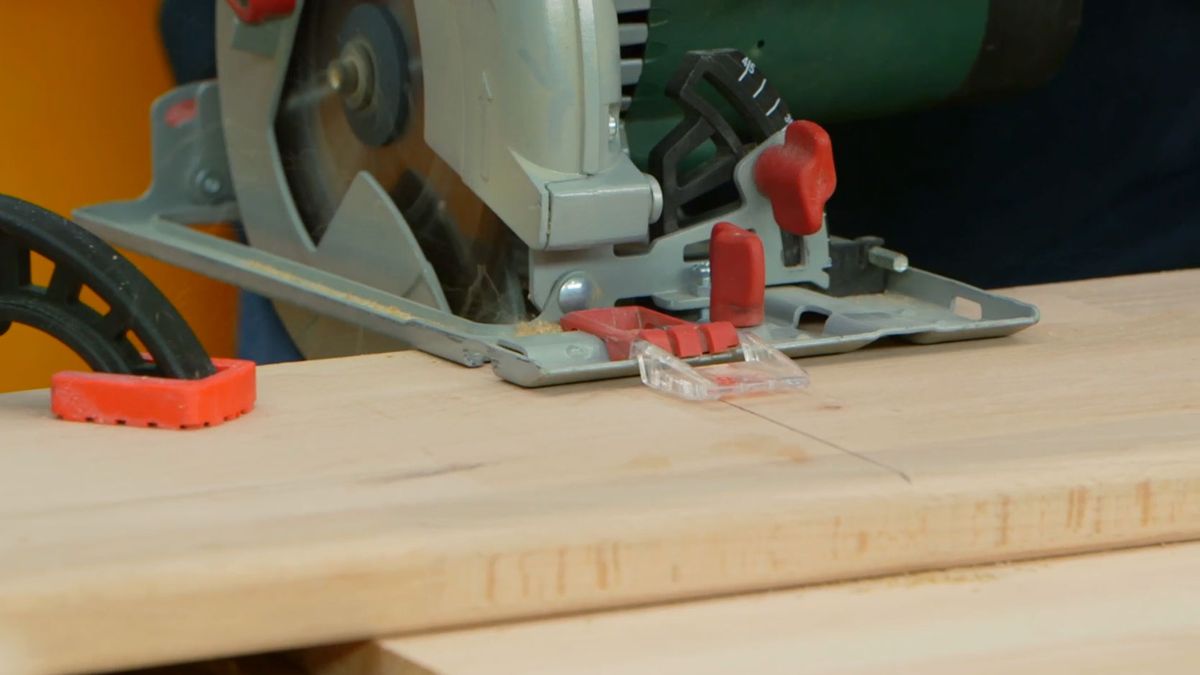 Cómo hacer una escalera de madera para el altillo paso 7