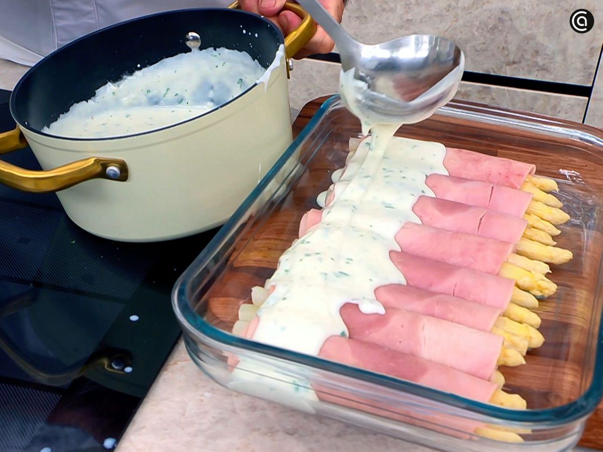 Cubre los espárragos con la bechamel