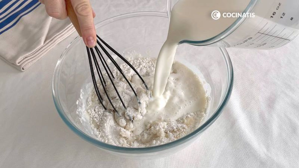 Lleva a un bol el harina de arroz, el azúcar y vierte poco a poco la leche
