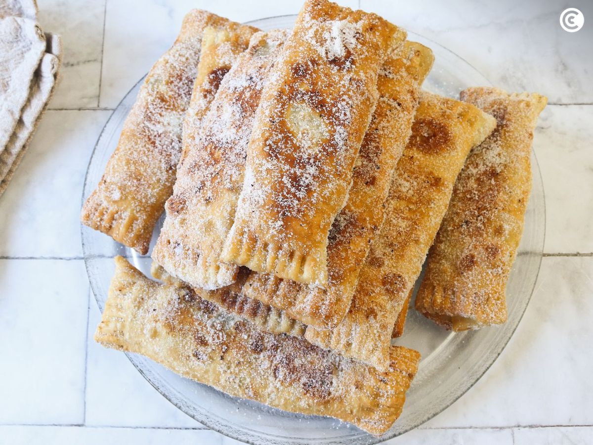 Rebozar las casadielles con azúcar y canela