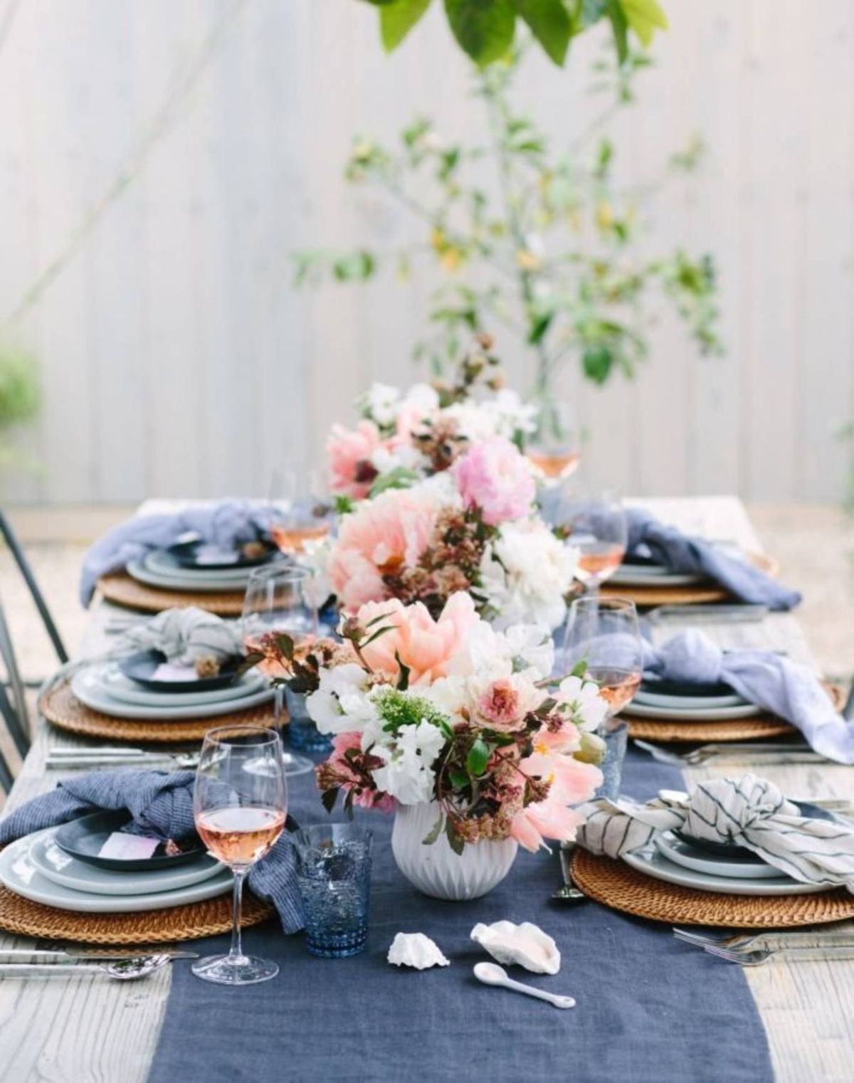Centro de mesa con jarrón antiguo y flores frescas de temporada