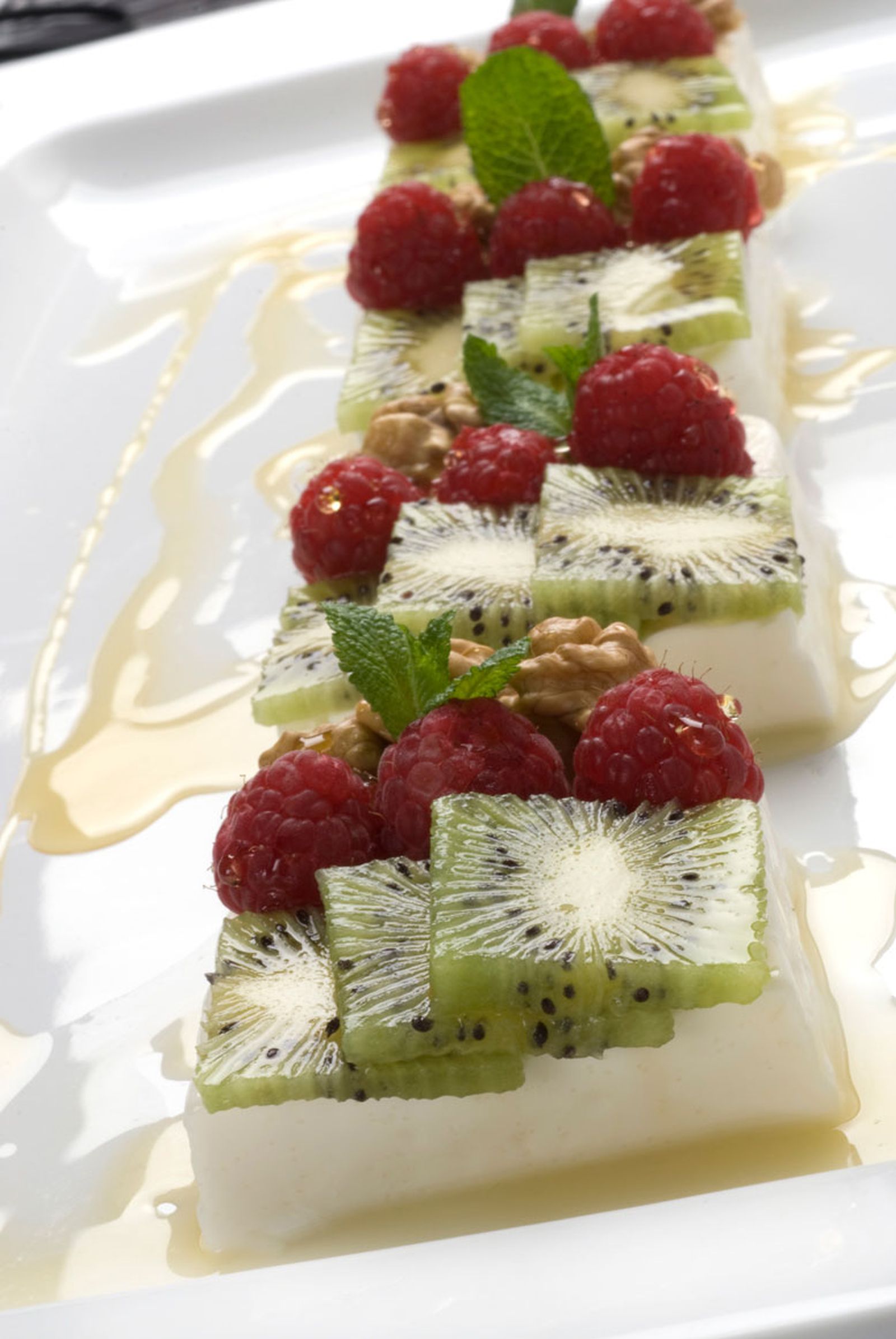 Queso fresco con nueces y fruta Queso fresco con nueces y fruta