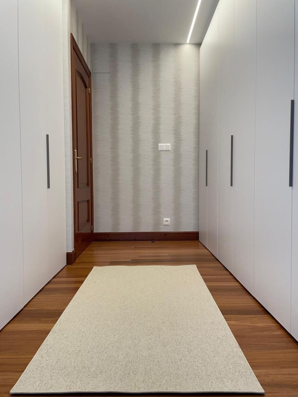 Vestidor de la habitación en suite.