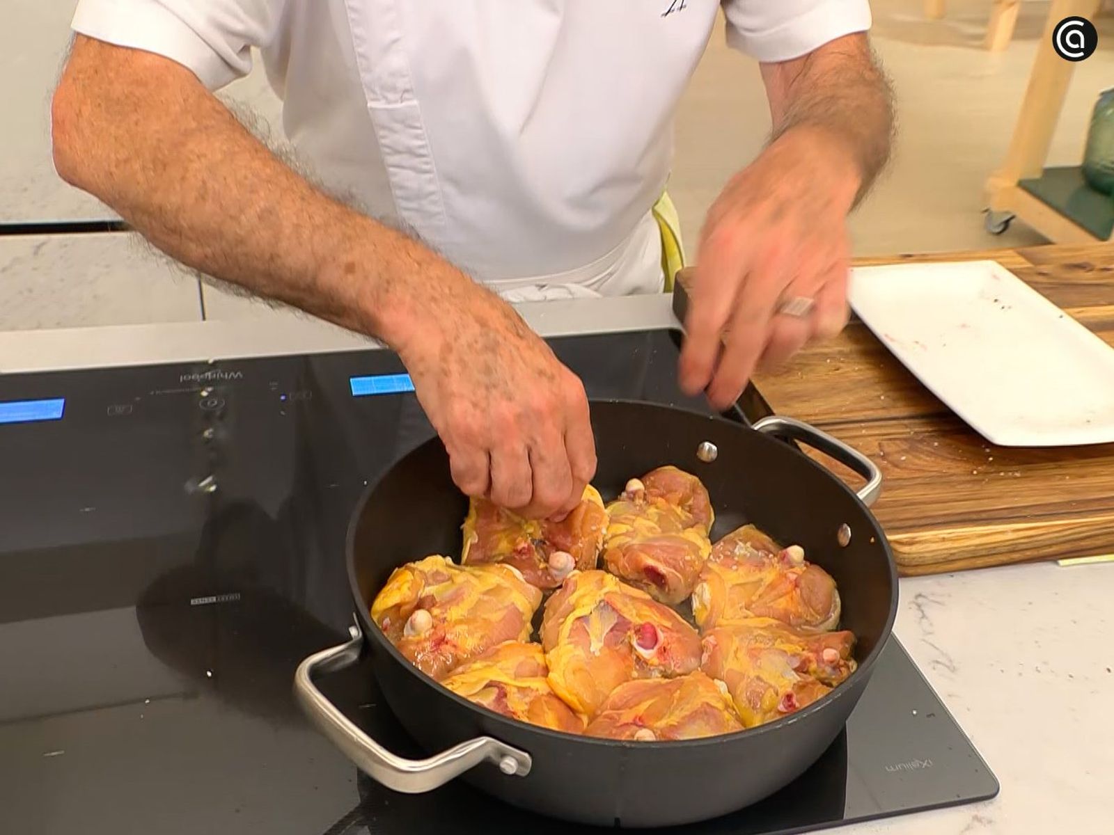 Salpimienta y dora la carne