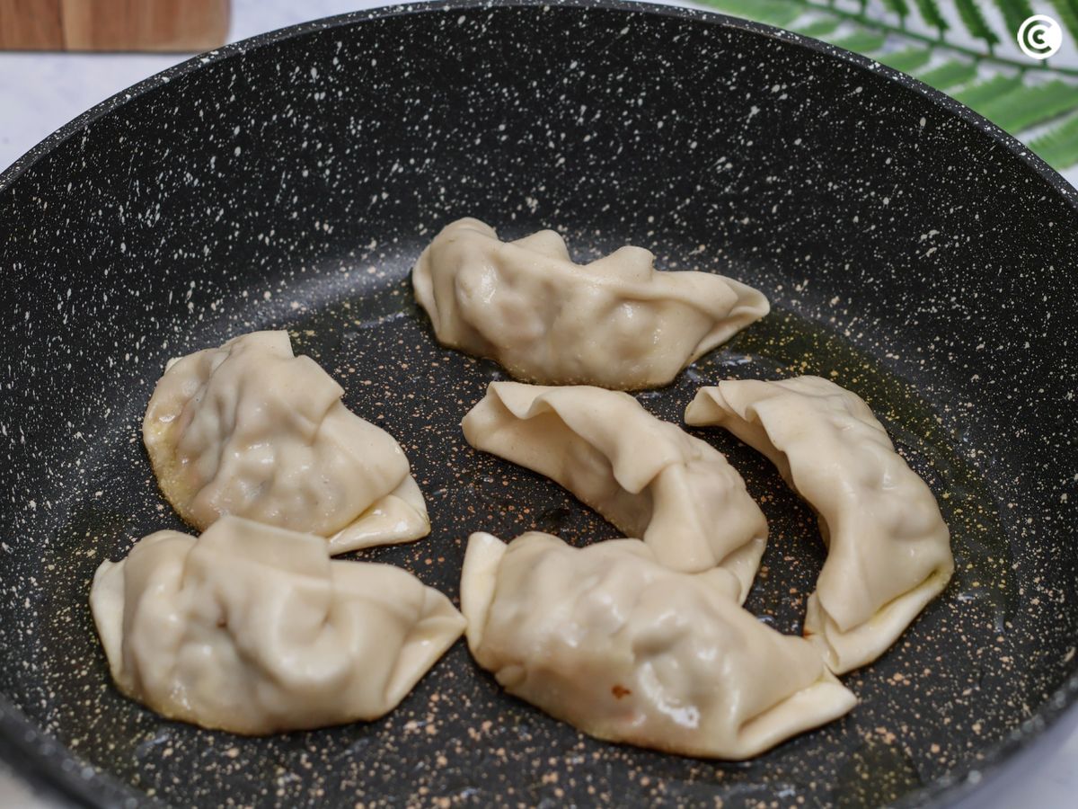 Saltea las gyozas en una sartén