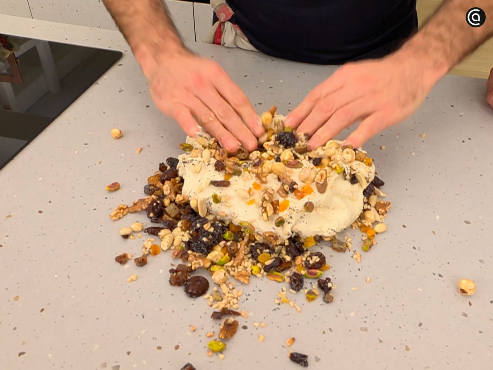 Integra los frutos con la masa, amasa bien y refrigera en un bol hasta el día siguiente