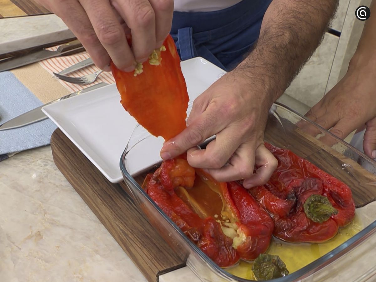 Retira la piel de los pimientos y córtalos en tiras grandes