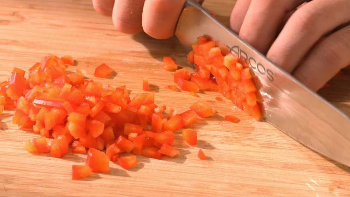 Pimientos frescos y picados finamente aportan color y sabor a la hamburguesa