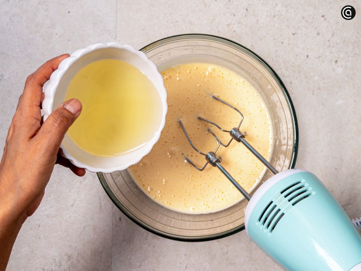 Empieza batiendo los huevos con el azúcar y agrega el aceite de forma gradual