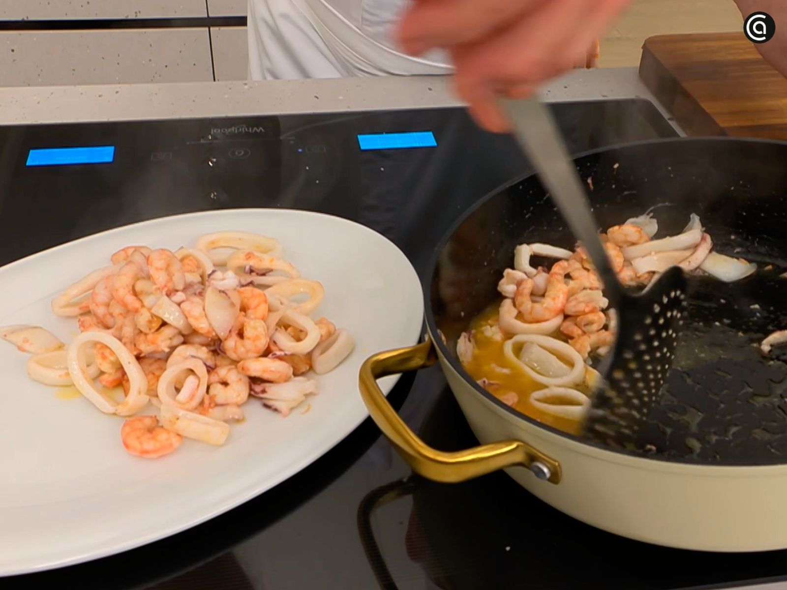 Corta los calamares en aros y rehógalos con las gambas en una tartera