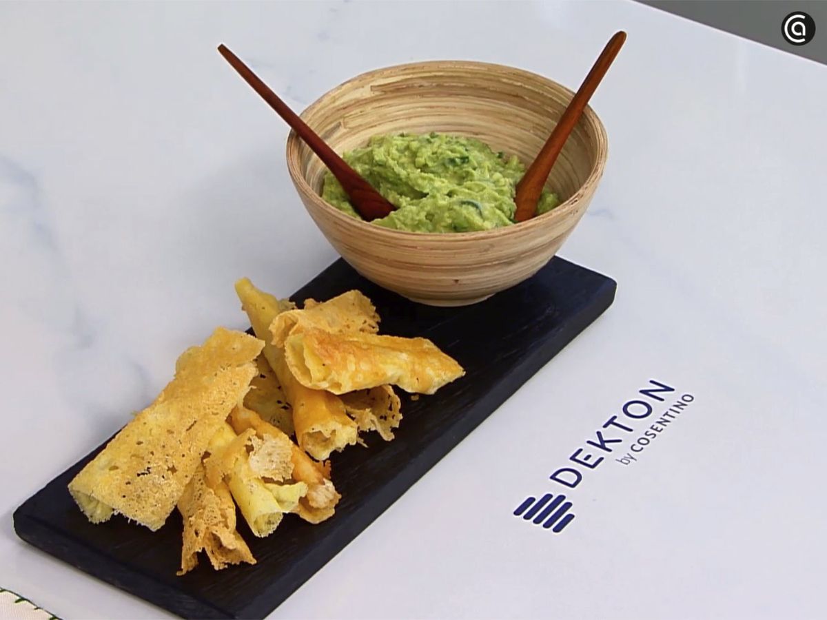 Sirve el chicharrón de queso junto con el guacamole y las tortillas calientes