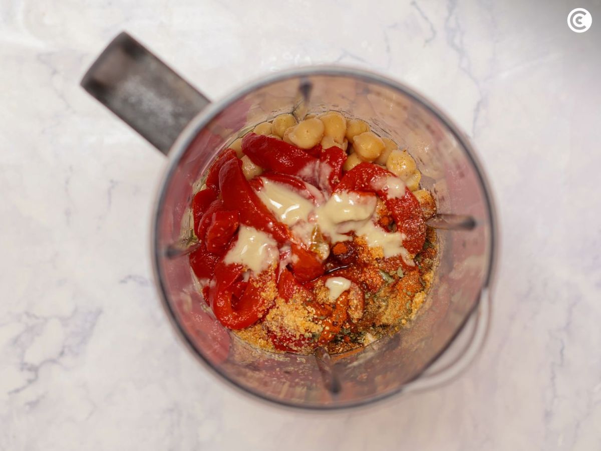 Triturar todos los ingredientes del hummus de pimiento