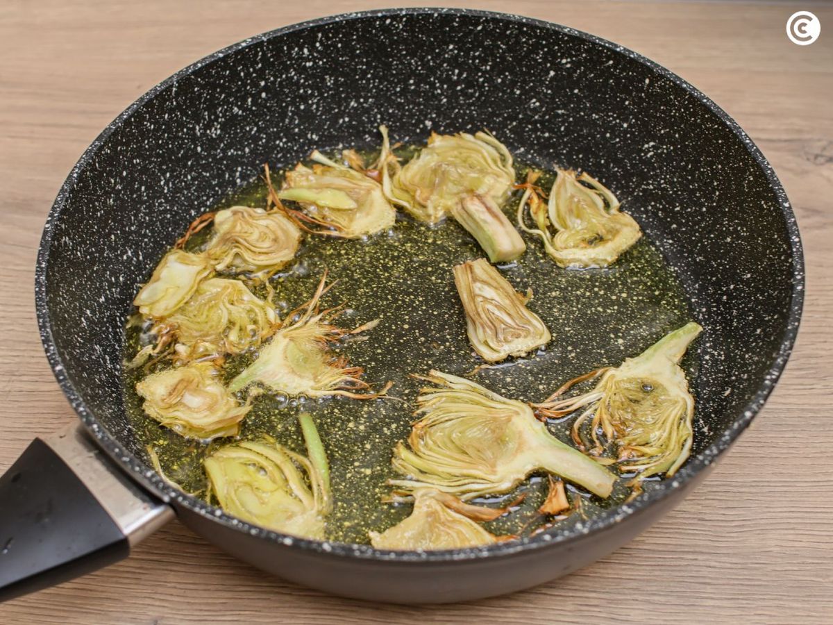 Freír las chips de alcachofa