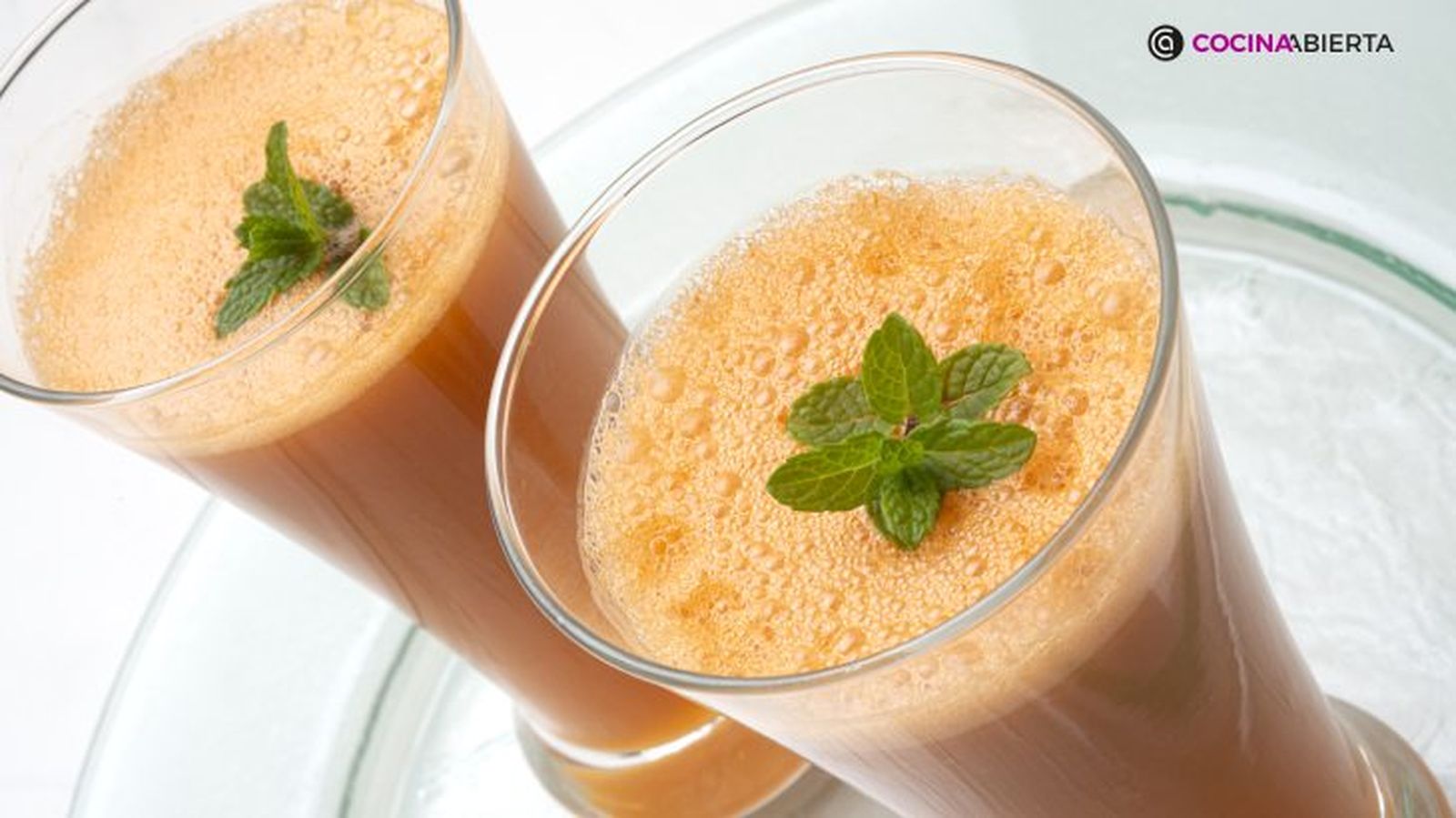 Batido casero de zanahoria, pera y naranja, una bebida refrescante y nutritiva Batido casero de zanahoria, pera y naranja, una bebida refrescante y nutritiva
