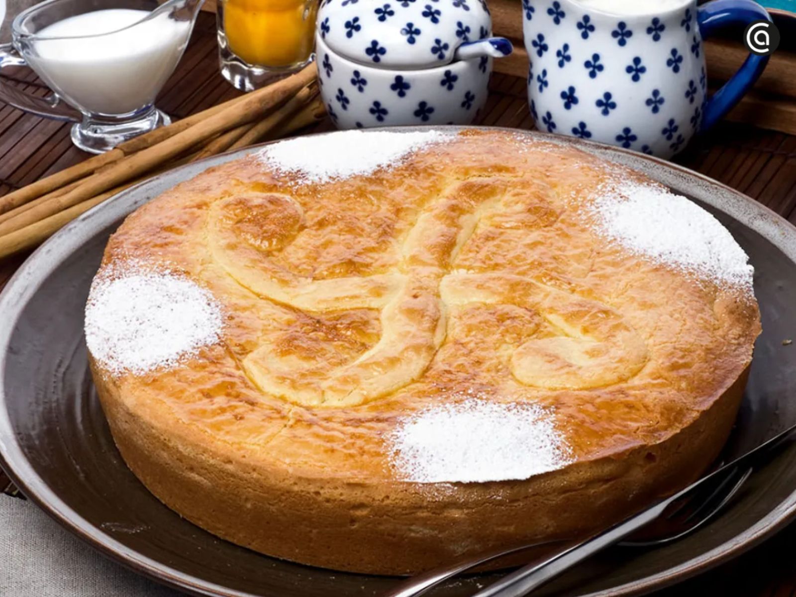 El emblema dulce de Euskadi: masa quebrada dorada y un relleno de crema o cerezas que encierra historia y tradición.