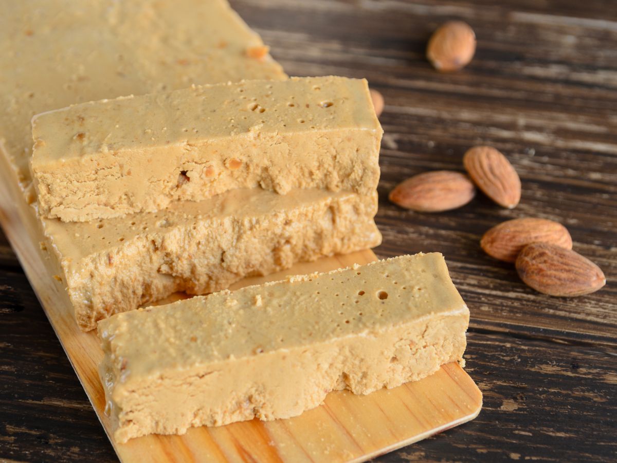Turrón blando de Jijona, elaborado con almendra y miel, uno de los dulces más emblemáticos de la Comunitat Valenciana.