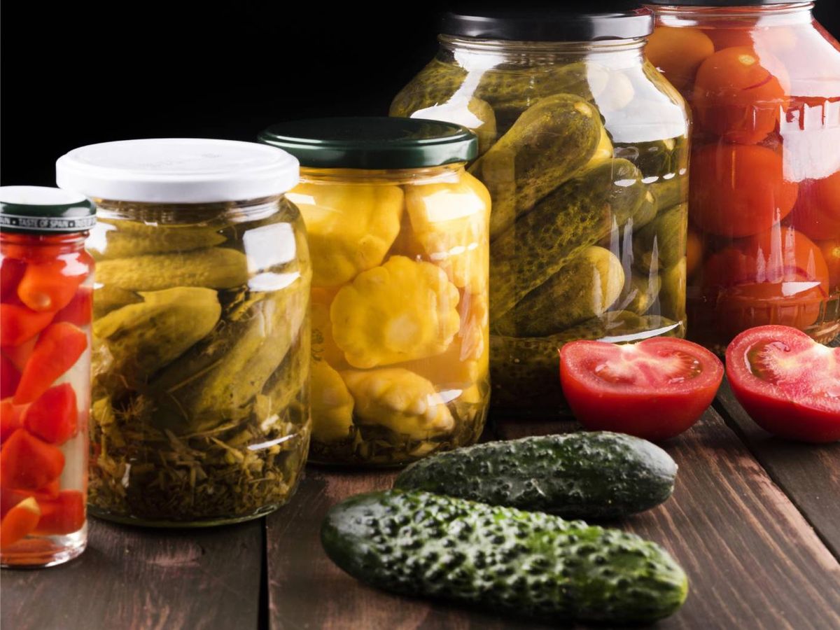 Distintos encurtidos preparados en casa: desde pepinillos hasta coliflor.