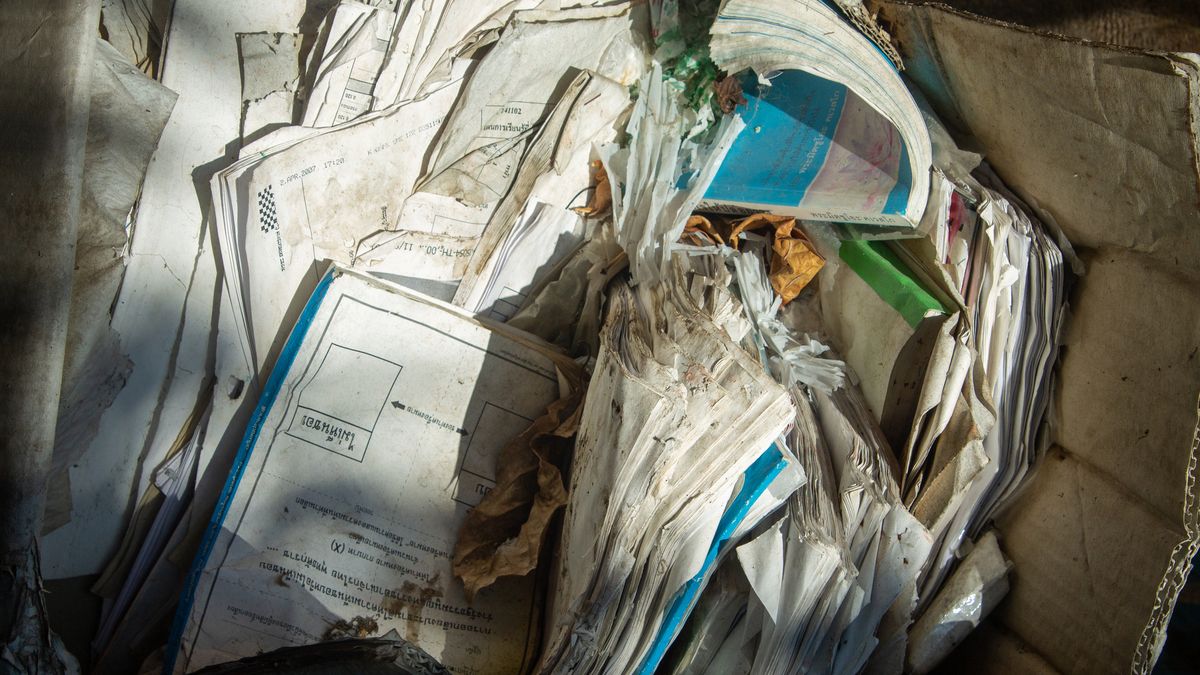 Revisa las facturas, revistas o documentos que acumulas