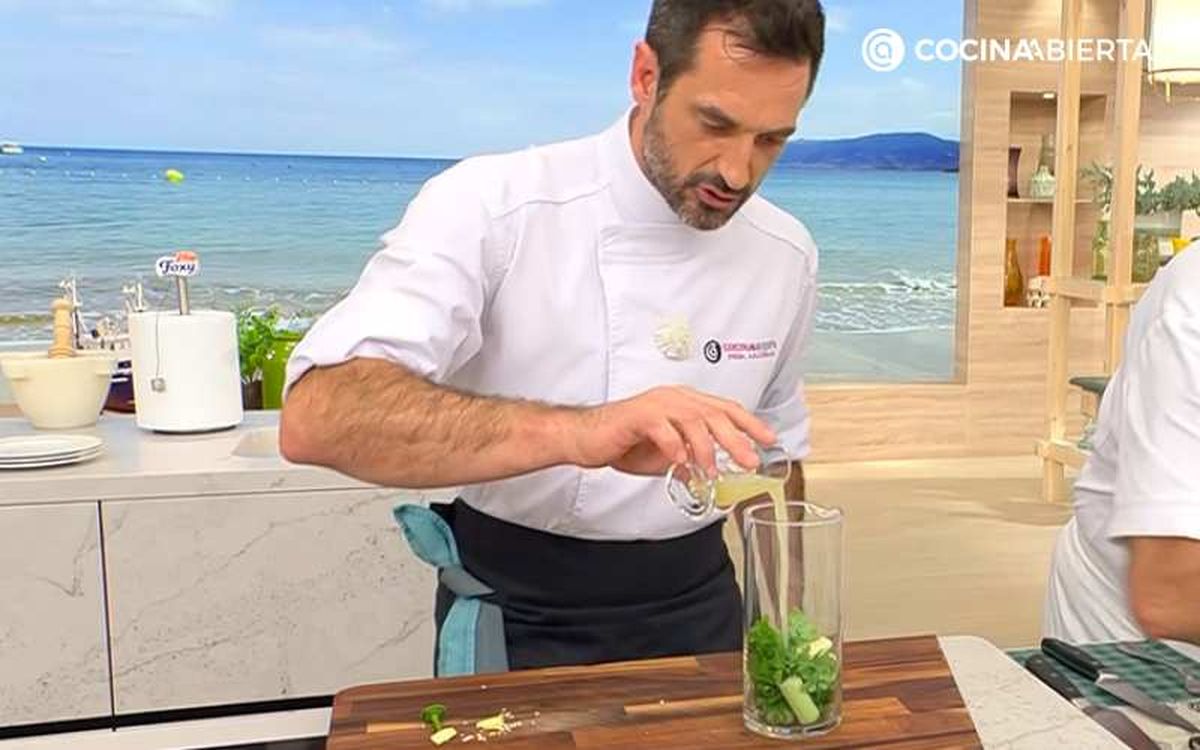 Añade el zumo de lima y tritura