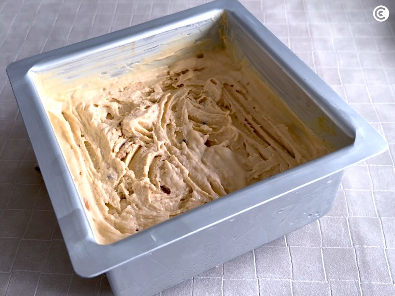 Remover el helado de turrón