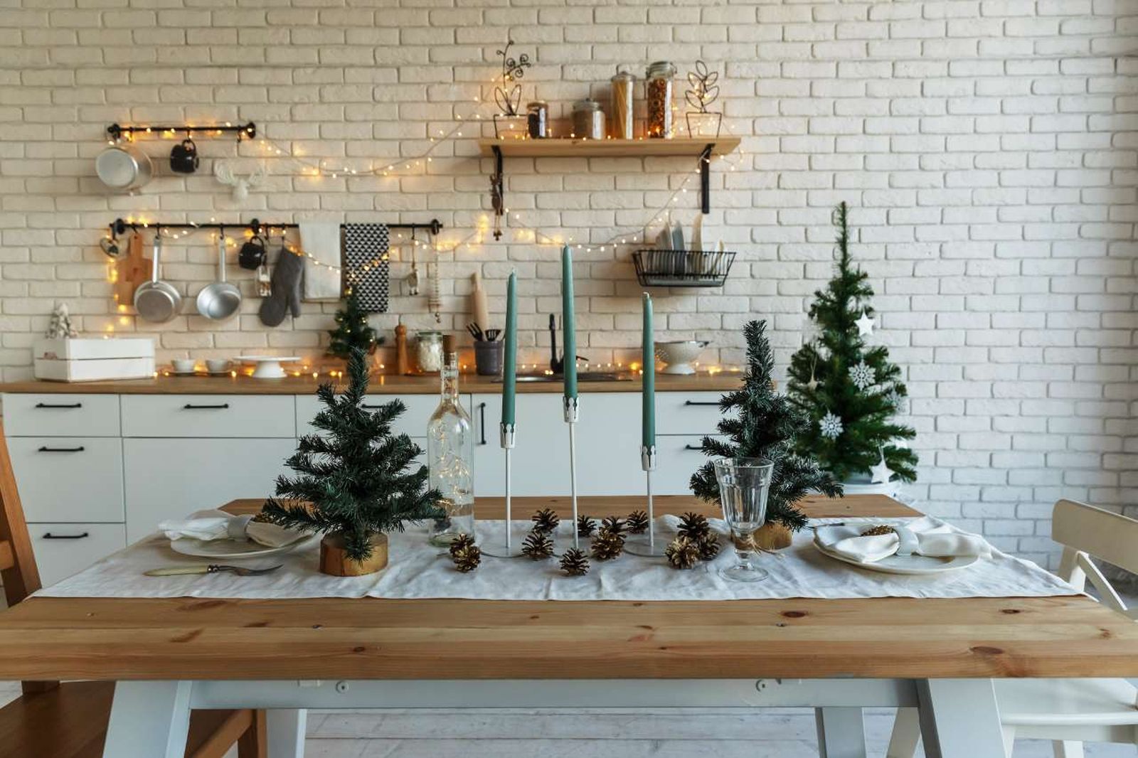 Cocina con decoración navideña.