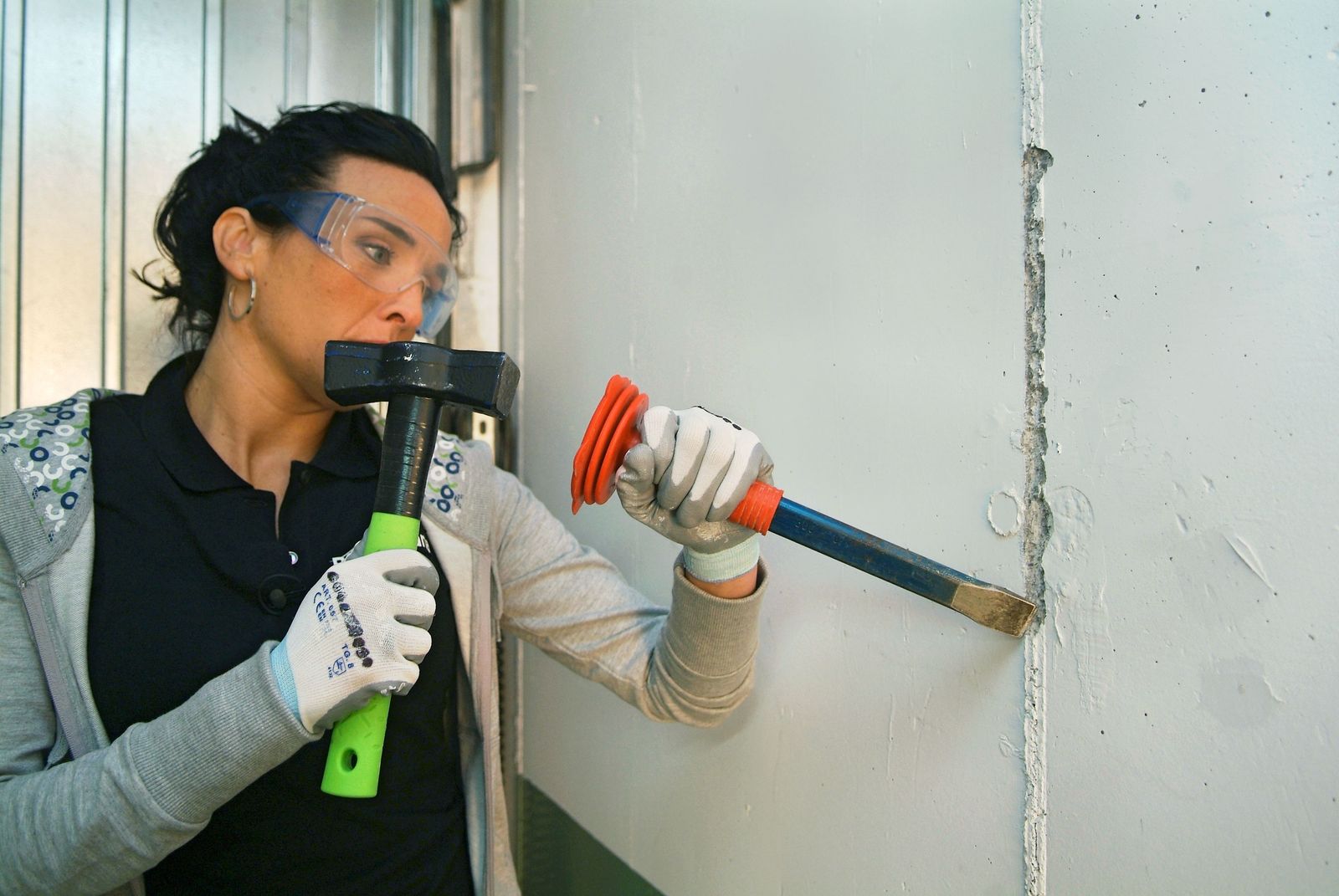 Alisar pared de sótano paso 1 Alisar pared de sótano paso 1