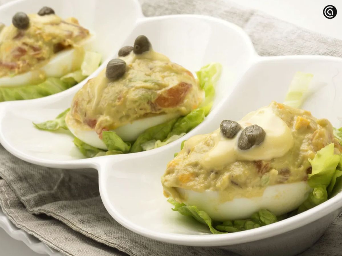 Huevos rellenos de salmón y aguacate, un entrante sin gluten fácil y fresco para comenzar el menú de Navidad con un toque ligero y festivo.