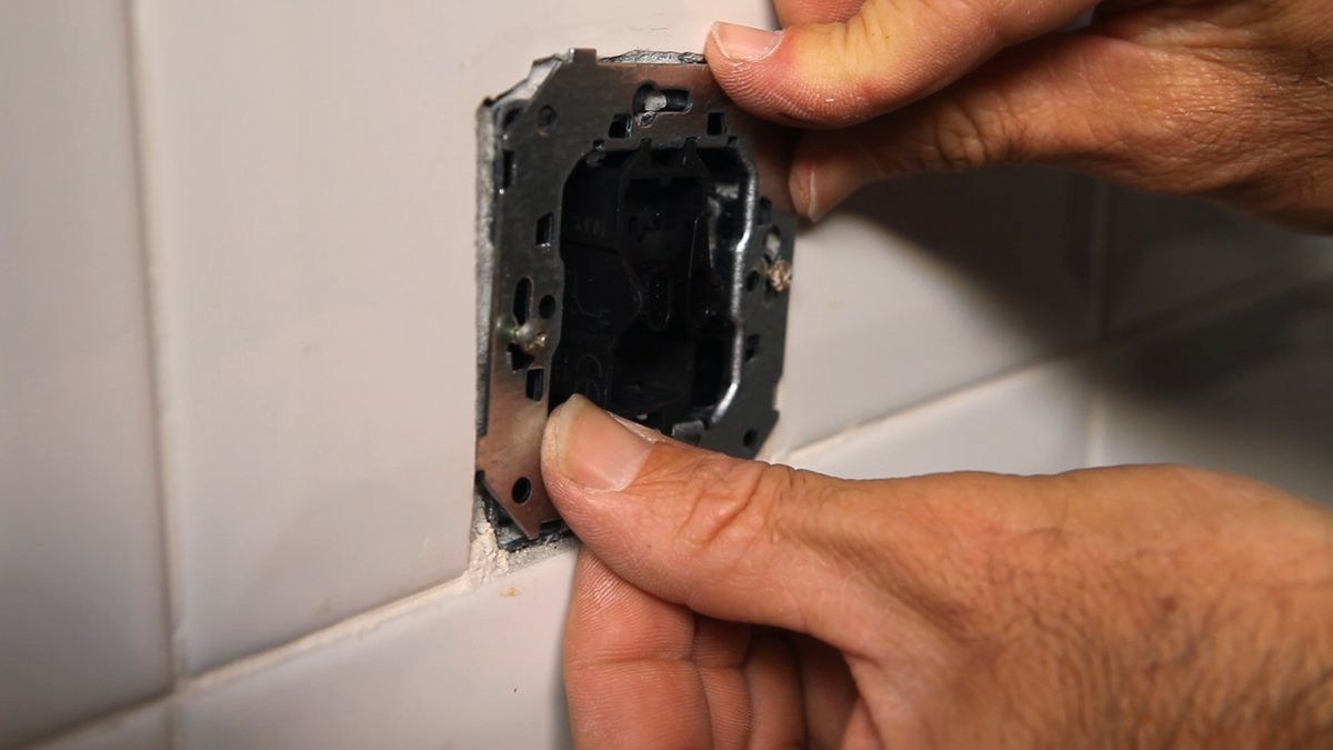 Embellecedores para mecanismos eléctricos paso 5