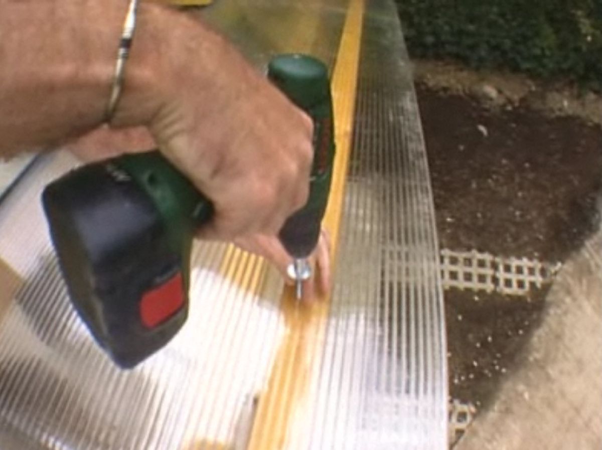 Cubierta de policarbonato para pérgola paso 4