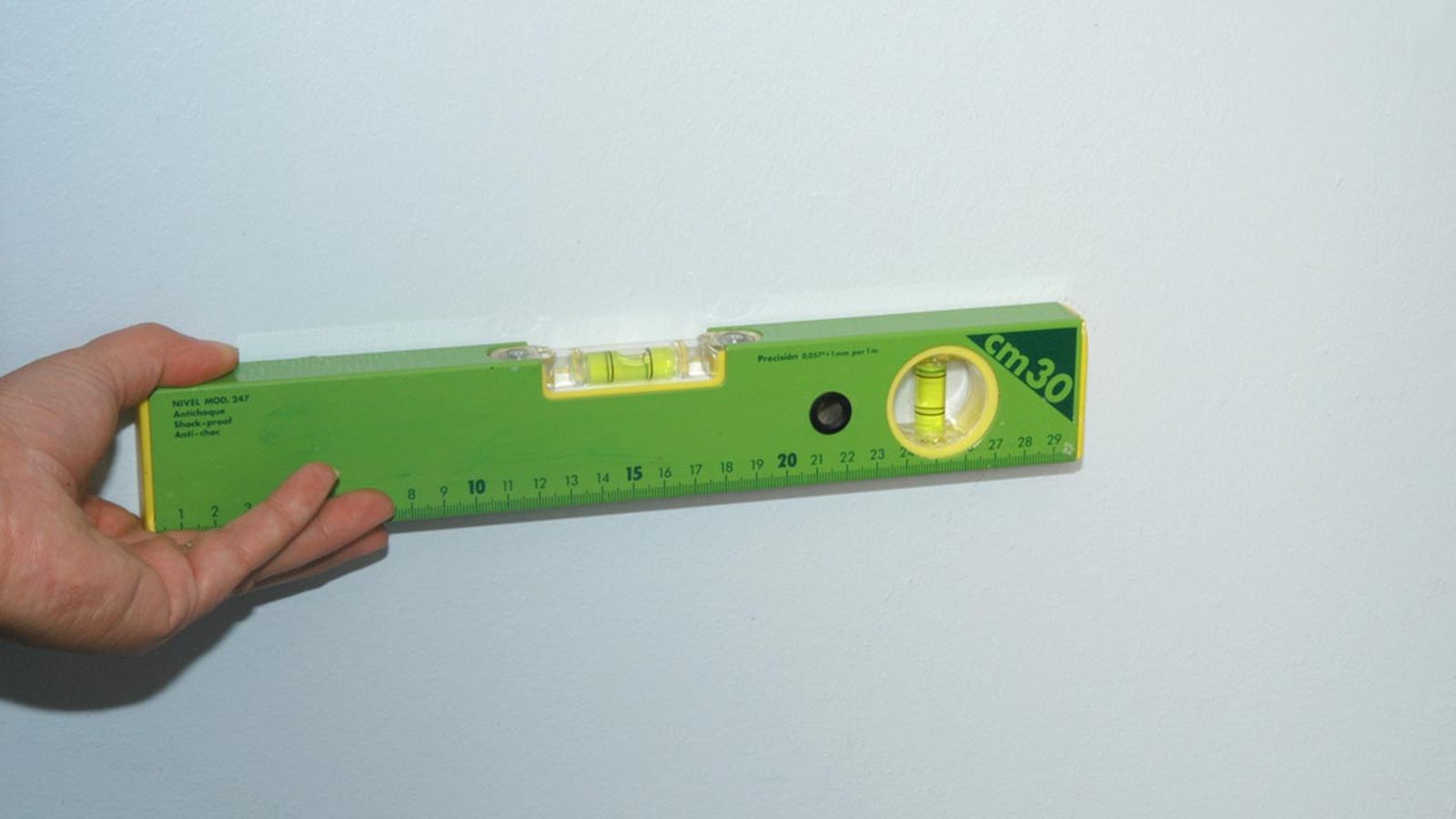 Pegar un espejo en la pared paso 3 Pegar un espejo en la pared paso 3